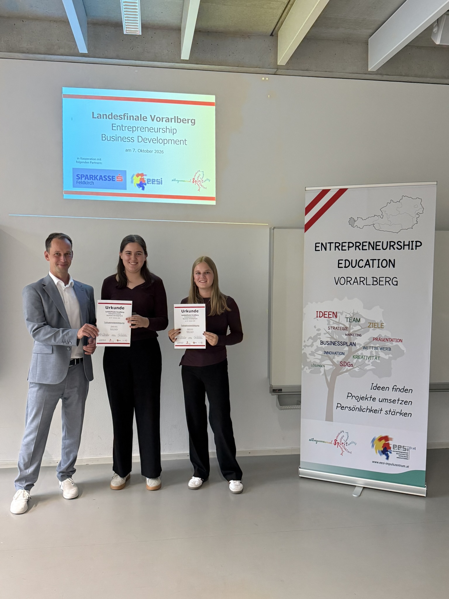 Sophia Gunz und Nadine Hopfner (4ck) mit ihren Urkunden beim Landesfinale Vorarlberg Entrepreneurship/Business Development