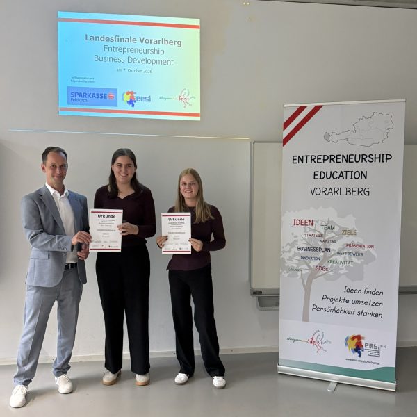 Sophia Gunz und Nadine Hopfner (4ck) mit ihren Urkunden beim Landesfinale Vorarlberg Entrepreneurship/Business Development